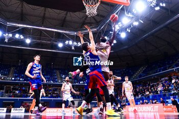 2024-02-04 - Giddy Potts (Wegreenit Urania Basket Milano) thwarted by Tommy Pianegonda (Novipiu Monferrato Basket) - WEGREENIT URANIA MILANO VS NOVIPIù MONFERRATO BASKET - ITALIAN SERIE A2 - BASKETBALL