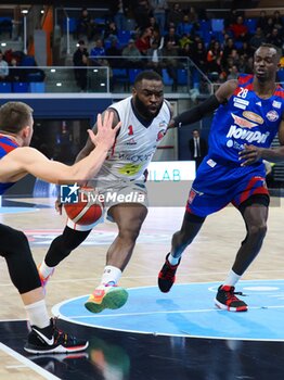 2024-02-04 - Giddy Potts (Wegreenit Urania Basket Milano) thwarted by Abdel Fall (Novipiu Monferrato Basket) - WEGREENIT URANIA MILANO VS NOVIPIù MONFERRATO BASKET - ITALIAN SERIE A2 - BASKETBALL