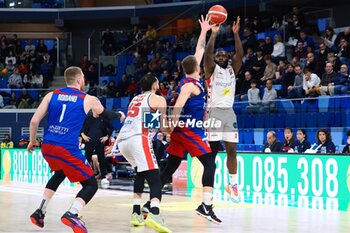 2024-02-04 - Giddy Potts (Wegreenit Urania Basket Milano) 3 points shoot - WEGREENIT URANIA MILANO VS NOVIPIù MONFERRATO BASKET - ITALIAN SERIE A2 - BASKETBALL