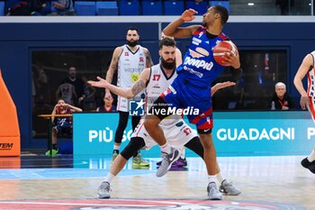 2024-02-04 - C.J. Kelly (Novipiu Monferrato Basket) & Davide Bonacini (Wegreenit Urania Basket Milano) - WEGREENIT URANIA MILANO VS NOVIPIù MONFERRATO BASKET - ITALIAN SERIE A2 - BASKETBALL