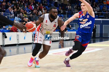 2024-02-04 - Giddy Potts (Wegreenit Urania Basket Milano) thwarted by Andrea Calzavara (Novipiu Monferrato Basket) - WEGREENIT URANIA MILANO VS NOVIPIù MONFERRATO BASKET - ITALIAN SERIE A2 - BASKETBALL