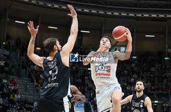 2024-01-06 - Matteo Fantinelli (Fortitudo Flats Services Bologna) thwarted by Marcos Delia (Apu Udine) during the italian basketball LBN A2 series championship match Fortitudo Flats Services Bologna Vs Apu Old Wild West Udine - Bologna, Italy, January 06, 2024 at Paladozza sports hall - Photo: Michele Nucci - FORTITUDO BOLOGNA VS UDINE - ITALIAN SERIE A2 - BASKETBALL