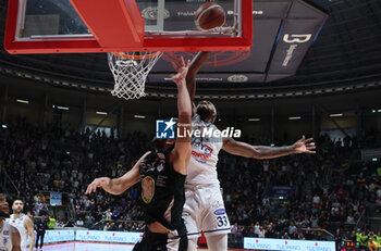 2024-01-06 - Deshawn Freeman (Fortitudo Flats Services Bologna) thwarted by Diego Monaldi (Apu Udine) during the italian basketball LBN A2 series championship match Fortitudo Flats Services Bologna Vs Apu Old Wild West Udine - Bologna, Italy, January 06, 2024 at Paladozza sports hall - Photo: Michele Nucci - FORTITUDO BOLOGNA VS UDINE - ITALIAN SERIE A2 - BASKETBALL