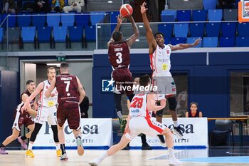 2024-02-15 - Russ Smith (HDL Nardo Basket) thwarted by Gerard Beverly (Wegreenit Urania Basket Milano) - WEGREENIT URANIA MILANO VS HDL NARDò BASKET - ITALIAN SERIE A2 - BASKETBALL