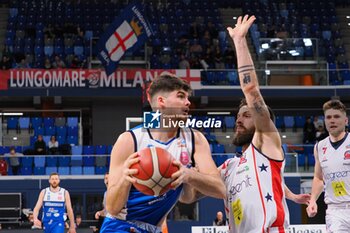2024-03-02 - Grant Basile (Agribertocchi Orzinuovi Basket) & Davide Bonacini (Wegreenit Urania Basket Milano) - WEGREENIT URANIA MILANO VS AGRIBERTOCCHI ORZINUOVI - ITALIAN SERIE A2 - BASKETBALL