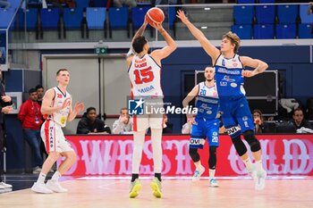 2024-03-02 - Aristide Landi (Wegreenit Urania Basket Milano) thwarted by Donzelli (Agribertocchi Orzinuovi Basket) - WEGREENIT URANIA MILANO VS AGRIBERTOCCHI ORZINUOVI - ITALIAN SERIE A2 - BASKETBALL
