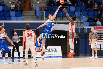 2024-03-02 - Giddy Potts (Wegreenit Urania Basket Milano) thwarted by Grant Basile (Agribertocchi Orzinuovi Basket) - WEGREENIT URANIA MILANO VS AGRIBERTOCCHI ORZINUOVI - ITALIAN SERIE A2 - BASKETBALL