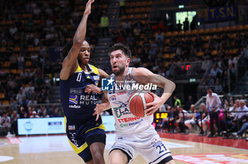 2024-04-14 - Matteo Fantinelli (Fortitudo) (R) in action thwarted by Keondre Kennedy (Torino) during the italian basketball LBN A2 series championship match Fortitudo Flats Services Bologna Vs Reale Mutua Torino - Bologna, Italy, April 14, 2024 at Paladozza sports hall - Photo: Michele Nucci - FORTITUDO BOLOGNA VS TORINO - ITALIAN SERIE A2 - BASKETBALL
