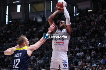 2024-04-14 - Mark Ogden (Fortitudo) in action thwarted by Federico Poser (Torino) during the italian basketball LBN A2 series championship match Fortitudo Flats Services Bologna Vs Reale Mutua Torino - Bologna, Italy, April 14, 2024 at Paladozza sports hall - Photo: Michele Nucci - FORTITUDO BOLOGNA VS TORINO - ITALIAN SERIE A2 - BASKETBALL