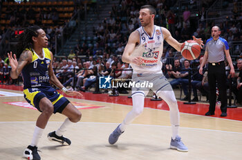 14/04/2024 - Riccardo Bolpin (Fortitudo) in action thwarted by Keondre Kennedy (Torino) during the italian basketball LBN A2 series championship match Fortitudo Flats Services Bologna Vs Reale Mutua Torino - Bologna, Italy, April 14, 2024 at Paladozza sports hall - Photo: Michele Nucci - FORTITUDO BOLOGNA VS TORINO - SERIE A2 - BASKET