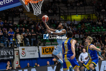 2024-05-07 - Anthony Hickey (Pallacanestro Cantu) during game 2 of the playoffs of the italian A2 basketball championship between Acqua S. Bernardo Cantu vs UEB Gesteco Cividale at PalaFitLineDesio, Desio, Italy on Maj 7, 2024 - PALLACANESTRO CANTù VS UEB CIVIDALE - ITALIAN SERIE A2 - BASKETBALL