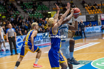 2024-05-07 - Anthony Hickey (Pallacanestro Cantu) during game 2 of the playoffs of the italian A2 basketball championship between Acqua S. Bernardo Cantu vs UEB Gesteco Cividale at PalaFitLineDesio, Desio, Italy on Maj 7, 2024 - PALLACANESTRO CANTù VS UEB CIVIDALE - ITALIAN SERIE A2 - BASKETBALL