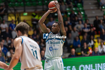 2024-05-07 - Solomon Young (Pallacanestro Cantu) during game 2 of the playoffs of the italian A2 basketball championship between Acqua S. Bernardo Cantu vs UEB Gesteco Cividale at PalaFitLineDesio, Desio, Italy on Maj 7, 2024 - PALLACANESTRO CANTù VS UEB CIVIDALE - ITALIAN SERIE A2 - BASKETBALL