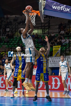 2024-05-07 - Solomon Young (Pallacanestro Cantu) during game 2 of the playoffs of the italian A2 basketball championship between Acqua S. Bernardo Cantu vs UEB Gesteco Cividale at PalaFitLineDesio, Desio, Italy on Maj 7, 2024 - PALLACANESTRO CANTù VS UEB CIVIDALE - ITALIAN SERIE A2 - BASKETBALL
