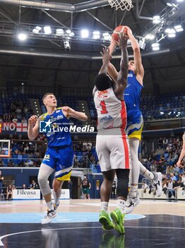 09/05/2024 - Gajic - Scaligera Tezenis Verona thwarted by Giddy Potts (Wegreenit Urania Basket Milano) - PLAYOFF - URANIA MILANO VS TEZENIS VERONA - SERIE A2 - BASKET