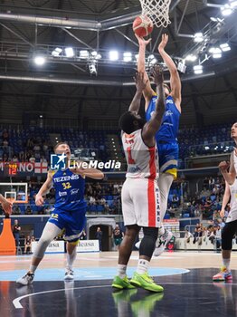 09/05/2024 - Saverio Bartoli (Scaligera Tezenis Verona) thwarted by Giddy Potts (Wegreenit Urania Basket Milano) - PLAYOFF - URANIA MILANO VS TEZENIS VERONA - SERIE A2 - BASKET