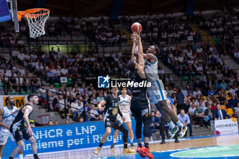 2024-05-21 - Solomon Young (Pallacanestro Cantu) and Cannon Jalen (APU Udine) during semifinal playoffs game2 of the italian A2 basketball championship between Acqua S. Bernardo Cantu vs Apu Old Wild West Udine at PalaFitLineDesio, Desio, Italy on Maj 21, 2024 - ACQUA S.BERNARDO CANTU VS APU OLD WILD WEST UDINE - ITALIAN SERIE A2 - BASKETBALL