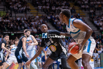 2024-05-21 - Solomon Young (Pallacanestro Cantu) and during semifinal playoffs game2 of the italian A2 basketball championship between Acqua S. Bernardo Cantu vs Apu Old Wild West Udine at PalaFitLineDesio, Desio, Italy on Maj 21, 2024 - ACQUA S.BERNARDO CANTU VS APU OLD WILD WEST UDINE - ITALIAN SERIE A2 - BASKETBALL
