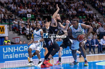 2024-05-21 - Solomon Young (Pallacanestro Cantu) during semifinal playoffs game2 of the italian A2 basketball championship between Acqua S. Bernardo Cantu vs Apu Old Wild West Udine at PalaFitLineDesio, Desio, Italy on Maj 21, 2024 - ACQUA S.BERNARDO CANTU VS APU OLD WILD WEST UDINE - ITALIAN SERIE A2 - BASKETBALL