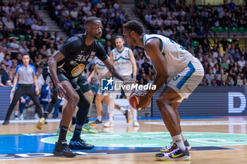 2024-05-21 - Solomon Young (Pallacanestro Cantu) and Ikangi Iris (APU Udine) during semifinal playoffs game2 of the italian A2 basketball championship between Acqua S. Bernardo Cantu vs Apu Old Wild West Udine at PalaFitLineDesio, Desio, Italy on Maj 21, 2024 - ACQUA S.BERNARDO CANTU VS APU OLD WILD WEST UDINE - ITALIAN SERIE A2 - BASKETBALL