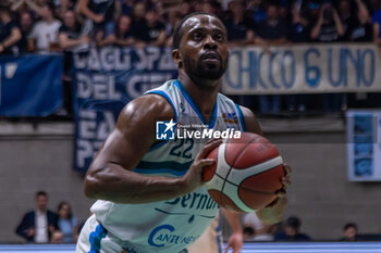 2024-05-21 - Anthony Hickey (Pallacanestro Cantu) during semifinal playoffs game2 of the italian A2 basketball championship between Acqua S. Bernardo Cantu vs Apu Old Wild West Udine at PalaFitLineDesio, Desio, Italy on Maj 21, 2024 - ACQUA S.BERNARDO CANTU VS APU OLD WILD WEST UDINE - ITALIAN SERIE A2 - BASKETBALL