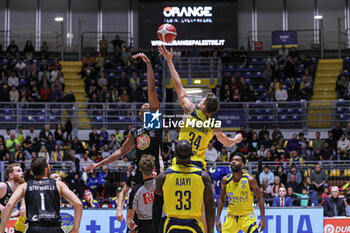 2024-10-06 - #34 Maximiliam Ladurner (Reale Mutua Basket Torino) and #11 Xavier Jhonson (Apu Old Wild West Udine) - REALE MUTUA TORINO VS APU UDINE - ITALIAN SERIE A2 - BASKETBALL