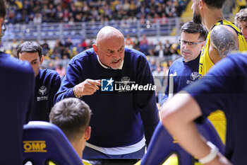 2024-10-06 - Matteo Boniciolli (head coach Reale Mutua Basket Torino) - REALE MUTUA TORINO VS APU UDINE - ITALIAN SERIE A2 - BASKETBALL