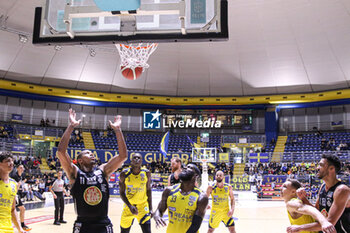 2024-10-06 - #11 Xavier Jhonson (Apu Old Wild West Udine) adn #33 Ife Ajayi (Reale Mutua Basket Torino) and #3 Fadilou Seck (Reale Mutua Basket Torino) - REALE MUTUA TORINO VS APU UDINE - ITALIAN SERIE A2 - BASKETBALL