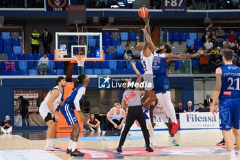 2024-09-29 - Ike Udanoh (Wegreenit Urania Basket Milano) & Deshawn Freeman (Derthona Basket) - WEGREENIT URANIA MILANO VS FLATS SERVICE FORTITUDO BOLOGNA - ITALIAN SERIE A2 - BASKETBALL