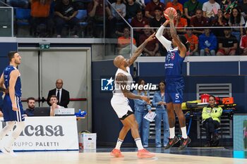 2024-09-29 - Kenny Gabriel (Fortitudo Bologna) & Ike Udanoh (Wegreenit Urania Basket Milano) - WEGREENIT URANIA MILANO VS FLATS SERVICE FORTITUDO BOLOGNA - ITALIAN SERIE A2 - BASKETBALL