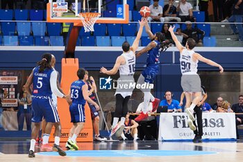 2024-09-29 - Deshawn Freeman (Derthona Basket) thwarted by Giordano Pagani (Wegreenit Urania Basket Milano) - WEGREENIT URANIA MILANO VS FLATS SERVICE FORTITUDO BOLOGNA - ITALIAN SERIE A2 - BASKETBALL