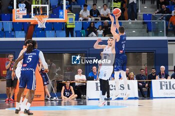 2024-09-29 - Riccardo Bolpin (Fortitudo Bologna) 3 points shoot - WEGREENIT URANIA MILANO VS FLATS SERVICE FORTITUDO BOLOGNA - ITALIAN SERIE A2 - BASKETBALL