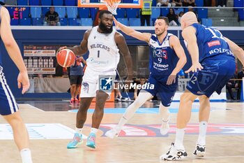 2024-09-29 - Giddy Potts (Wegreenit Urania Basket Milano) & Riccardo Bolpin (Fortitudo Bologna) - WEGREENIT URANIA MILANO VS FLATS SERVICE FORTITUDO BOLOGNA - ITALIAN SERIE A2 - BASKETBALL