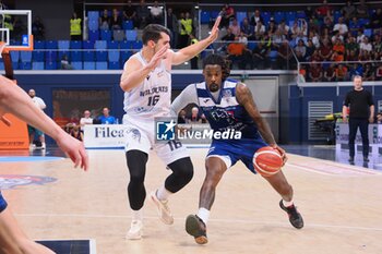 2024-09-29 - Deshawn Freeman (Derthona Basket) thwarted by Giordano Pagani (Wegreenit Urania Basket Milano) - WEGREENIT URANIA MILANO VS FLATS SERVICE FORTITUDO BOLOGNA - ITALIAN SERIE A2 - BASKETBALL