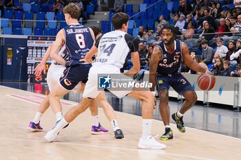 2024-10-05 - Desonta Bradford (UCC Assigeco Piacenza) & Matteo Cavallero (Wegreenit Urania Basket Milano) - WEGREENIT URANIA MILANO VS UCC ASSIGECO PIACENZA - ITALIAN SERIE A2 - BASKETBALL