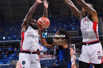 2024-10-16 - Jaaziel Johnson (Real Sebastiani Rieti) thwarted by Giddy Potts (Wegreenit Urania Basket Milano) - WEGREENIT URANIA MILANO VS REAL SEBASTIANI RIETI - ITALIAN SERIE A2 - BASKETBALL