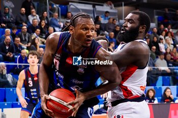 2024-10-16 - Spencer Skylar (Real Sebastiani Rieti) thwarted by Giddy Potts (Wegreenit Urania Basket Milano) - WEGREENIT URANIA MILANO VS REAL SEBASTIANI RIETI - ITALIAN SERIE A2 - BASKETBALL