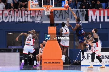 2024-10-16 - Spencer Skylar (Real Sebastiani Rieti) thwarted by Giddy Potts (Wegreenit Urania Basket Milano) - WEGREENIT URANIA MILANO VS REAL SEBASTIANI RIETI - ITALIAN SERIE A2 - BASKETBALL