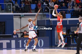 2024-11-23 - Harper (Unieuro Forli) thwarted by Ike Udanoh (Wegreenit Urania Basket Milano) - WEGREENIT URANIA MILANO VS UNIEURO FORLì - ITALIAN SERIE A2 - BASKETBALL