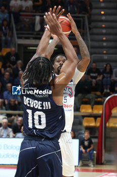 2024-10-09 - Kenny Gabriel (Fortitudo) in action thwarted by Gabe Devoe (Orzinuovi) during the italian basketball LBN A2 series championship match Fortitudo Flats Services Bologna Vs Agribertocchi Orzinuovi - Bologna, Italy, October 09, 2024 at Paladozza sports hall - Photo: Michele Nucci - FORTITUDO BOLOGNA VS ORZINUOVI  - ITALIAN SERIE A2 - BASKETBALL