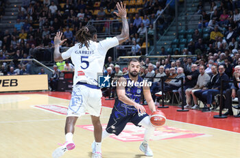 2024-10-09 - Simone Pepe (Orzinuovi) c\Kenny Gabriel (Fortitudo) during the italian basketball LBN A2 series championship match Fortitudo Flats Services Bologna Vs Agribertocchi Orzinuovi - Bologna, Italy, October 09, 2024 at Paladozza sports hall - Photo: Michele Nucci - FORTITUDO BOLOGNA VS ORZINUOVI  - ITALIAN SERIE A2 - BASKETBALL