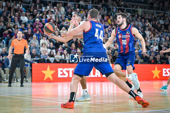 2024-01-07 - Joel Parra (Barca Basket) and Thomas Scrubb (Monbus Obradoiro) during a Liga ACB match between Barca and Monbus Obradorio at Palau Blaugrana, in Barcelona, ,Spain on January 7, 2024. (Photo / Felipe Mondino) - BARÇA - MONBUS OBRADOIRO - SPANISH LIGA ENDESA ACB - BASKETBALL