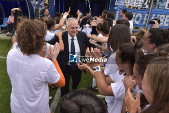 2024-05-19 - Claudio Lotito - President of SS Lazio - celebrating with Lazio Women's players after the match - SERIE B - LAZIO WOMEN VS PARMA - OTHER - SOCCER