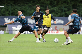 2024-07-19 - Napoli's Norwegian defender Leo Ostigard challenges for the ball with Napoli's Italian forward Matteo Politano during SSC Napoli's 2024-25 preseason training camp in val di sole in Trentino, Dimaro Folgarida

 - SSC NAPOLI TRAINING - OTHER - SOCCER