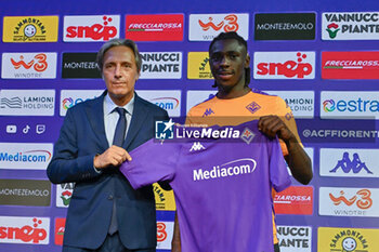 2024-07-12 - ACF Fiorentina's general director Alessandro Ferrari and ACF Fiorentins's forward Moise Kean - PRESENTATION OF ACF FIORENTINA'S NEW PLAYER MOISE KEAN - OTHER - SOCCER