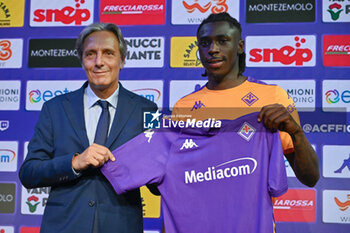 2024-07-12 - ACF Fiorentina's general director Alessandro Ferrari and ACF Fiorentins's forward Moise Kean - PRESENTATION OF ACF FIORENTINA'S NEW PLAYER MOISE KEAN - OTHER - SOCCER