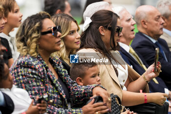 2024-07-27 - Gabriely Miranda (C), model and Endrick's girlfriend, seen sitting near Cintia Ramos Moreira (L), mother of Endrick, during the presentation of Endrick Felipe as new player of Real Madrid at Estadio Santiago Bernabeu on July 27, 2024 in Madrid, Spain. - REAL MADRID UNVEILS NEW SIGNING ENDRICK - OTHER - SOCCER