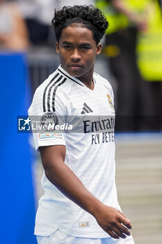 2024-07-27 - Endrick Felipe Moreira de Sousa poses for photos with Real Madrid jersey during his presentation at Estadio Santiago Bernabeu on July 27, 2024 in Madrid, Spain. - REAL MADRID UNVEILS NEW SIGNING ENDRICK - OTHER - SOCCER