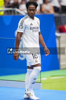 2024-07-27 - Endrick Felipe Moreira de Sousa poses for photos with Real Madrid jersey during his presentation at Estadio Santiago Bernabeu on July 27, 2024 in Madrid, Spain. - REAL MADRID UNVEILS NEW SIGNING ENDRICK - OTHER - SOCCER