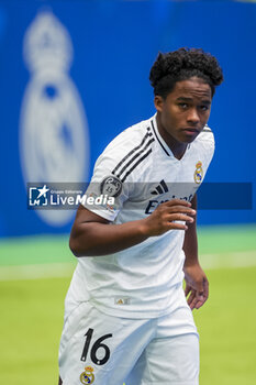 2024-07-27 - Endrick Felipe Moreira de Sousa poses for photos with Real Madrid jersey during his presentation at Estadio Santiago Bernabeu on July 27, 2024 in Madrid, Spain. - REAL MADRID UNVEILS NEW SIGNING ENDRICK - OTHER - SOCCER